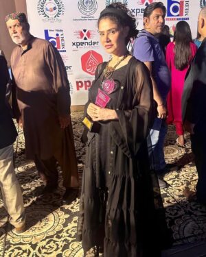 Angeline Malik Instagram - Thank you for the Inspirational Women’s leadership award and the honor to be given the award by #mustafaqureshi #maulajatt  #national #women #leadership #ceremony #womensday #friendsclubofpakistan #womensupportingwomen #angelinemalik