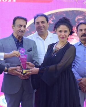 Angeline Malik Instagram - Thank you for the Inspirational Women’s leadership award and the honor to be given the award by #mustafaqureshi #maulajatt  #national #women #leadership #ceremony #womensday #friendsclubofpakistan #womensupportingwomen #angelinemalik