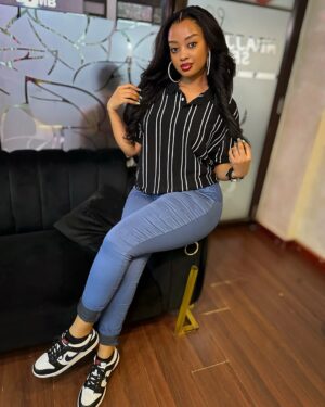 Anita Fabiola Instagram - Running errands in my @fashionnova “super high waist denim” jeans. My husband styled me, how did he do ? 🤣