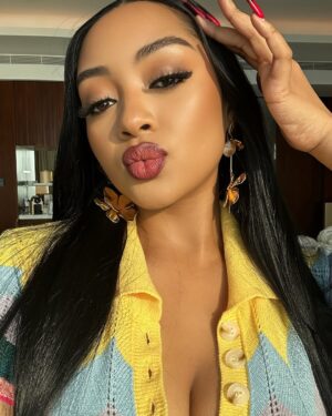 Anita Fabiola Instagram - Dumpy dump! The last slide is just too real 💦don’t laugh (Dubai heat will humble you🤯)What’s your favorite slide ?
