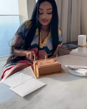 Anita Fabiola Instagram - Dumpy dump! The last slide is just too real 💦don’t laugh (Dubai heat will humble you🤯)What’s your favorite slide ?