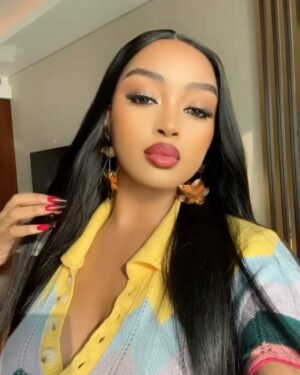 Anita Fabiola Instagram - Dumpy dump! The last slide is just too real 💦don’t laugh (Dubai heat will humble you🤯)What’s your favorite slide ?