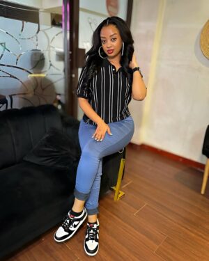 Anita Fabiola Instagram - Running errands in my @fashionnova “super high waist denim” jeans. My husband styled me, how did he do ? 🤣