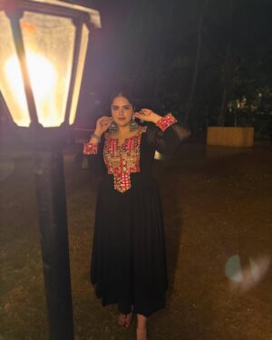 Anjali Anand Instagram - … aaja tainu saahan de ni dhaage ch paro lavaan ✨
.
.
.
.
.
.
.
Wearing @theplussizestore