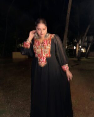 Anjali Anand Instagram - … aaja tainu saahan de ni dhaage ch paro lavaan ✨
.
.
.
.
.
.
.
Wearing @theplussizestore