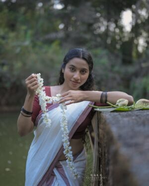 Anjana Mohan Instagram - #keralasaree #kerala #traditional #photography 
#photoshoot #beauty #outfits #charecter 
#malayali #homely #homelylook