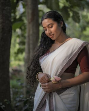 Anjana Mohan Instagram - #keralasaree #kerala #traditional #photography 
#photoshoot #beauty #outfits #charecter 
#malayali #homely #homelylook