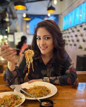 Anju Jadhav Instagram - 💖🍽️ Weekend vibes: indulging in my favorite cuisine with my favorite person @sumit.chalotra89 ❤️! Nothing like a cheat day to make Sunday extra sweet. Cheers to Sunday Funday! 🎉✨ #CheatDay #SundayFunday #FoodieLove”