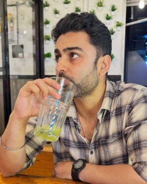 Anju Jadhav Instagram - 💖🍽️ Weekend vibes: indulging in my favorite cuisine with my favorite person @sumit.chalotra89 ❤️! Nothing like a cheat day to make Sunday extra sweet. Cheers to Sunday Funday! 🎉✨ #CheatDay #SundayFunday #FoodieLove”