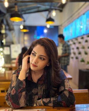 Anju Jadhav Instagram - 💖🍽️ Weekend vibes: indulging in my favorite cuisine with my favorite person @sumit.chalotra89 ❤️! Nothing like a cheat day to make Sunday extra sweet. Cheers to Sunday Funday! 🎉✨ #CheatDay #SundayFunday #FoodieLove”