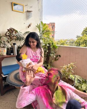 Ankita Sahigal Instagram - हमारी “एका” (EKAA) की पहली होली 🎀🧿✨

.
.
#tamki #happyholi #holi #🧿