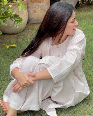 Anmol Baloch Instagram - Morning cuddles 🐾

Ps:Adoring this beautiful kurta by @mbymahira 🤍
