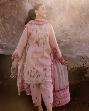 Anmol Baloch Instagram - Crimson Lawn’s latest collection.🌊🦚Inspired by timeless artistry and reimagined for the modern woman, these designs are crafted to make every moment feel like a statement. Because lawn should be as bold, beautiful, and effortless as you. #crimsonlawn2025 

@crimsonpakistan 
@tauseefahmed.official