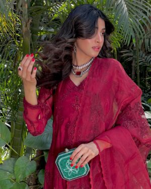 Anmol Baloch Instagram - Currently in my laal duppata era🎶♥️