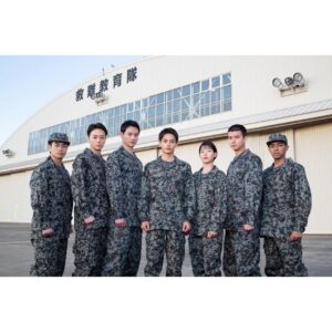 Anna Ishii Instagram - テレビ朝日系ドラマ「PJ～航空救難団～」

毎日、このドラマのことを考えています。
「人を助ける」ということ。「自分の命をかける」ということ。

実際に救難隊の訓練生の皆さんにお話を伺ったとき、
その真っ直ぐな眼差しと熱い想いに、胸を打たれました。

4日間続く筋肉痛を味わったある日の訓練。
できない自分の情けなさと過酷な訓練に「限界」という言葉が頭をよぎり、
それでも、周りを見れば、同じように必死でがんばる仲間がいました。
“1人じゃないんだ。” そう思えた瞬間でした。

人を救うためには、まず自分が強くなること。
そして、共に戦う仲間の存在が不可欠なのだと実感しました。

応援の物語、成長の物語。
それ以上の何かを届けられるように、全力で、誠心誠意努めます。

#PJ

髪の毛、30cmほど切りました。💪🏻