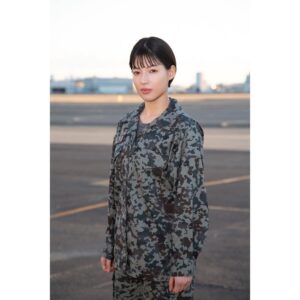 Anna Ishii Instagram - テレビ朝日系ドラマ「PJ～航空救難団～」

毎日、このドラマのことを考えています。
「人を助ける」ということ。「自分の命をかける」ということ。

実際に救難隊の訓練生の皆さんにお話を伺ったとき、
その真っ直ぐな眼差しと熱い想いに、胸を打たれました。

4日間続く筋肉痛を味わったある日の訓練。
できない自分の情けなさと過酷な訓練に「限界」という言葉が頭をよぎり、
それでも、周りを見れば、同じように必死でがんばる仲間がいました。
“1人じゃないんだ。” そう思えた瞬間でした。

人を救うためには、まず自分が強くなること。
そして、共に戦う仲間の存在が不可欠なのだと実感しました。

応援の物語、成長の物語。
それ以上の何かを届けられるように、全力で、誠心誠意努めます。

#PJ

髪の毛、30cmほど切りました。💪🏻