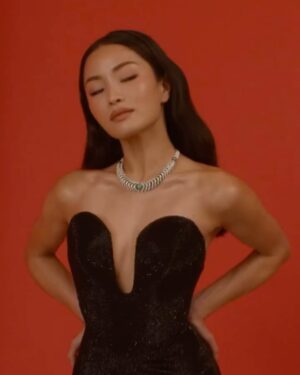 Anna Sawai Instagram - A little late but Vanity Fair🖤
Styled by @karlawelchstylist @viviennewestwood @cartier
Hair by @anhcotran 
Makeup by @aki__makeup 
Photos by @christianhogstedt 
Video by @cartier