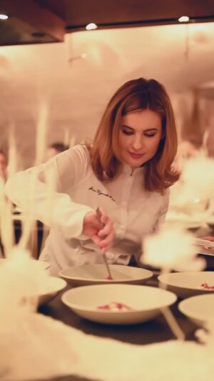 Anna Tsukanova-Kott Instagram - Я большой фанат проекта @chefstable.moscow от любимых @whiterabbitmoscow и была почти на всех ужинах, и обедах подобного формата. В чем уникальность? Расскажу! Ужин проводят только для 20 гостей, во время трапезы ведется интересный сторителлинг на тему ужина. Гости получают помимо вкусовых ощущений еще эмоциональные и вкушают не только блюда от шефа, но и пищу для ума. 

Я стала хедлайнером подобного мероприятия. Вместе с @zarkovaira.wrf мы придумали эксклюзивный обед из 5 блюд, которые любил Сергей Есенин. В этом году 130 лет со дня рождения поэта. Лично я обожаю его стихи, многие знаю наизусть и даже прочитала одно во время обеда. 

Помимо уникальных блюд от нас, интересных рассказов о Есенине, мы еще подготовили сюрприз созданный эксклюзивно под нас компанией @flysoundpost ! Нам удалось взять слепок голоса с единственной звуковой записи Есенина, и сотворить инновационное ИИ чудо - поэт сам читал свои стихи на нашем обеде. 

Мы совместно с клубом МОСК и журналом @moskvichka.magazine организовали данное мероприятие для того чтобы собрать деньги для благотворительного фонда @kak_chudo , чьим попечителем я являюсь уже более 7 лет. 

Все прошло так хорошо, был полный sold out и масса восторженных откликов. В общем мы решили, провести такой обед в этом году еще несколько раз, чтобы больше людей смогли насладиться нашим интерактивом. 

Хотели бы стать гостем нашего обеда? 😍

video @olamalakhova 🎥 

#аннацукановакотт #ешьискусство #wrf #интерактив #обед #chefstable #ириназарькова #благотворительность #арт #есенин #эксклюзив #высокаякухня