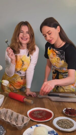 Anna Tsukanova-Kott Instagram - С днем пиццы! 🍕 

Сегодня празднуют международный день пиццы! И, по этому случаю, мы с шефом-нутрициологом Ириной Непомнящих подготовили для вас рецепт полезной пиццы, которую можно приготовить дома. 

Полный рецепт у меня в тг «Ешь Искусство». 
Ссылка в сторис и в шапке профиля 🔼

#пицца #готовимдома #pizza #пп #зож #ешьискусство #аннацукановакотт #нутрициолог #еда #рецепт #вкусно