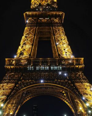 Anne Hidalgo Instagram - Ce soir, la Tour Eiffel envoie un message de résistance et de solidarité aux femmes afghanes, emmurées dans l’obscurité, persécutées pour le simple fait d’être femmes, leurs droits fondamentaux, leurs libertés de danser, de chanter, d’aller à l’école, de pouvoir travailler, bref de vivre tout simplement, se sont brisés face à une régression sans précédent des Talibans.

Paris, capitale des droits humains, ne les oublie pas ! Nous sommes avec les femmes afghanes.

📸 Guillaume Bontemps/Ville de Paris