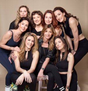 Anne Roumanoff Instagram - Nous sommes là. Debout. Ensemble.

Dans trois jours, ce sera le 8 mars. 
Une date gravée dans nos mémoires, une date qui résonne, non pas comme une célébration, mais comme un combat qui continue. Parce qu’être une femme, ce n’est pas juste exister. C’est devoir réclamer. Se justifier. Résister.

Alors, cette année, nous avons voulu poser un geste. 
Nous avons réuni six femmes d’exception. Six regards, six histoires, six âmes puissantes qui, par leur seule présence, disent ce que les mots peinent parfois à exprimer.
@angeliquegerard_w , @natacha_hr , @anneroumanoff , @sarahponiatowski @ju__c__w  et @axellemathery  ont accepté d’être là. 
Non pas pour elles. Mais pour toutes.

Parce que nous avons su ce que c’est d’être empêchées. Parce que nous avons connu l’injustice, le silence imposé, la peur. Parce que nous savons combien il est dur de lutter pour ce qui devrait être un droit, une évidence.

Alors oui, nous sommes une marque. Mais nous sommes avant tout des femmes.

Et cette semaine, nous avons choisi d’agir. 20 % de vos commandes seront reversés à @elisecareong , l’association fondée par @elise.boghossian , qui soigne les corps brisés, apaise les âmes en détresse, offre une main tendue à celles que l’on voudrait réduire au silence.

Cette semaine, nous faisons bloc.
Cette semaine, nous prêtons nos voix à celles qui n’ont plus la force de parler.
Cette semaine, nous refusons d’être invisibles.

Car ensemble, nous sommes une forteresse.
Car ensemble, nous sommes invincibles.

Merci @laurence_laborie pour ce shooting sublime . 

#femme #LuzForCare #ensemble #journeedesdroitsdesfemmes