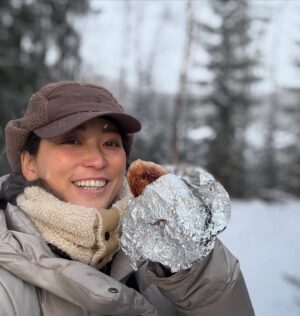 Anne Watanabe Instagram - 焚き火で焼きおにぎり！！🍙✨

#ごちそうさまチャレンジ