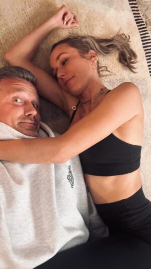 Annemarie Carpendale Instagram - Wenn die Feuerwehr uns so findet, sagen die: Wow, er hat sich schützend über sie geworfen 🫣
Wer kann seinen Mann ausm Haus tragen?
#Feuerprobe