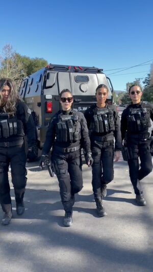 Annie Ilonzeh Instagram - Walkin’ into your Friday like..💁🏼‍♀️💁🏻‍♀️💁🏽‍♀️💁🏻‍♀️
Ft. Victoria Tan

New episode of S.W.A.T. tonight