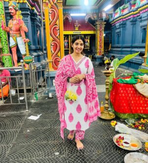 Anshita Akbarsha Instagram - Om Namah Shivaya! May Shiva’s power remove all obstacles from your path! 🔱
#omnamahshivaya 
.
.
#shivaratri #temple #shiva