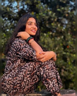 Anshita Akbarsha Instagram - “The only way to find true peace is to start by finding peace within yourself.”
.
.
📸 @anzil_gulami 
#behappy #behappy #bepositive #smile😊 #peace