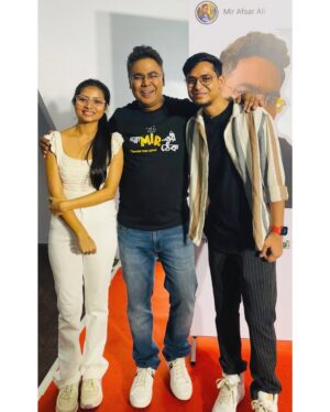 Antara Naina Roy Majumder Instagram - 🤍 ছোটোবেলার রবিবারগুলোয় রেডিওতে আমাদের সবার প্রিয় মীর দার সানডে সাস্পেন্স শুনবো বলে তাড়াতাড়ি আবৃত্তির ক্লাস থেকে বাড়ি ফিরতাম .. আর আজ চোখের সামনেই মীর দার নিজের ইউটিউব চ্যানেল ‘গপ্প মীর-এর ঠেক’ ১ মিলিয়নের বেশী মানুষের পরিবারকে সাথে নিয়ে এগিয়ে চলেছে .. কত বছর ধরে কত কিছু যে আমাদের শিখেয়ে চলেছেন মানুষটা.. কোনো ক্লান্তি নেই.. রয়েছে শুধু ভালো কাজ করে যাওয়ার অদম্য ইচ্ছে ।
এই ছবি দুটোর সাথে মীরদার স্নেহের কথাগুলো,সোমা দির আদর আর ভারী পছন্দের সব মানুষদের সাথে কাটানো সুন্দর মুহূর্তগুলো সবসময় স্মৃতির পাতায় জ্বলজ্বল করবে ✨ 
দ্বিতীয় ছবিটা যাওয়ার পথে অন্ধকারে কোনোরকমে তোলা, তবে অনেক ভালোবাসা দিয়ে বোনা..
নতুন বছরে আরো অনেক ভালো ভালো গপ্প শুনবো আমরা 🕊️ সবাই ভালো থেকো .. শুভ নববর্ষ 🙏