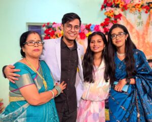 Antara Naina Roy Majumder Instagram - জাস্ট একটুর জন্য মিস হয়নি ভোজটা 😅 তিন রাত জেগে প্রায় ছয় হাজার কিলোমিটার পথ পাড়ি দিয়ে রাত সাড়ে দশটায় সবার দেখা পেয়েছি 🫠 দাদার বিয়ে বলে কথা! শরীর খারাপকে দুদিনের জন্য শিকেয় তুলে ফাটিয়ে নেচেছি সবাই মিলে 👻 এখন জ্বর গায়ে শুয়ে শুয়ে ছবি দেখছি আর পোস্ট করছি 😝 সবাইকে অনেক অনেক অনেক মিস করছি ..❤️ যা খাটুনি খেটেছে সবাই!! সবার শরীর চাঙ্গা হয়ে যাক তাড়াতাড়ি ✨ আর বিয়ের নাম নিওনা এখন 🤪