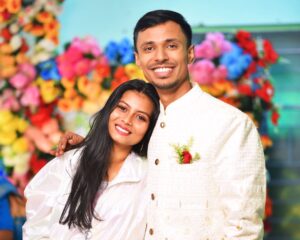 Antara Naina Roy Majumder Instagram - জাস্ট একটুর জন্য মিস হয়নি ভোজটা 😅 তিন রাত জেগে প্রায় ছয় হাজার কিলোমিটার পথ পাড়ি দিয়ে রাত সাড়ে দশটায় সবার দেখা পেয়েছি 🫠 দাদার বিয়ে বলে কথা! শরীর খারাপকে দুদিনের জন্য শিকেয় তুলে ফাটিয়ে নেচেছি সবাই মিলে 👻 এখন জ্বর গায়ে শুয়ে শুয়ে ছবি দেখছি আর পোস্ট করছি 😝 সবাইকে অনেক অনেক অনেক মিস করছি ..❤️ যা খাটুনি খেটেছে সবাই!! সবার শরীর চাঙ্গা হয়ে যাক তাড়াতাড়ি ✨ আর বিয়ের নাম নিওনা এখন 🤪