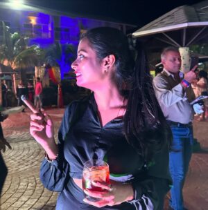 Antara Naina Roy Majumder Instagram - @yourbongguy তোমার Group Tour ভিডিওটা দেখে গত বছররের ট্রিপের কথা খুব মনে পড়ছিল ! একদম অচেনা সব মানুষেরা বিদেশ বিভুঁয়ে গিয়েও কেমন বন্ধু হয়ে যায়.. পরিবার হয়ে ওঠে.. ভরসার জায়গা হয়ে ওঠে তা কিন্তু তুমি বলোনি! 
দুদিন আগেও যাদের কে চিনতাম না তাদের সাথে এভাবে মন খুলে হাসা যায় , বাঁচা যায় ..একে অপরকে এভাবে আদর যত্নে আগলে রাখা যায় তা এই ট্যুরে না গেলে কখনোই বুঝতে পারতাম না..আবার হয়তো একসাথে কোথাও যাবো আমরা তবে জীবনের প্রথম এরকম গ্রুপ ট‍্যুরের অভিজ্ঞতা চিরকাল মনের ভেতর জ্বলজ্বল করবে .. 
missing you guys ❤️ let’s make a serious plan now🤞🥺
Cuba vlog এ হয়তো সবার সাথে এই বন্ধুদের নতুন ভাবে পরিচয় হবে..কিন্তু cuba vlog কবে আসবে আমি এখনো জানি না 🙃
শুধু জানি যে প্রথম ছবিটা জাস্ট পোজ 🚭
Cause you know C for Cuba-Car-Cigar 🇨🇺