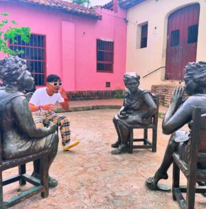 Antara Naina Roy Majumder Instagram - @yourbongguy তোমার Group Tour ভিডিওটা দেখে গত বছররের ট্রিপের কথা খুব মনে পড়ছিল ! একদম অচেনা সব মানুষেরা বিদেশ বিভুঁয়ে গিয়েও কেমন বন্ধু হয়ে যায়.. পরিবার হয়ে ওঠে.. ভরসার জায়গা হয়ে ওঠে তা কিন্তু তুমি বলোনি! 
দুদিন আগেও যাদের কে চিনতাম না তাদের সাথে এভাবে মন খুলে হাসা যায় , বাঁচা যায় ..একে অপরকে এভাবে আদর যত্নে আগলে রাখা যায় তা এই ট্যুরে না গেলে কখনোই বুঝতে পারতাম না..আবার হয়তো একসাথে কোথাও যাবো আমরা তবে জীবনের প্রথম এরকম গ্রুপ ট‍্যুরের অভিজ্ঞতা চিরকাল মনের ভেতর জ্বলজ্বল করবে .. 
missing you guys ❤️ let’s make a serious plan now🤞🥺
Cuba vlog এ হয়তো সবার সাথে এই বন্ধুদের নতুন ভাবে পরিচয় হবে..কিন্তু cuba vlog কবে আসবে আমি এখনো জানি না 🙃
শুধু জানি যে প্রথম ছবিটা জাস্ট পোজ 🚭
Cause you know C for Cuba-Car-Cigar 🇨🇺
