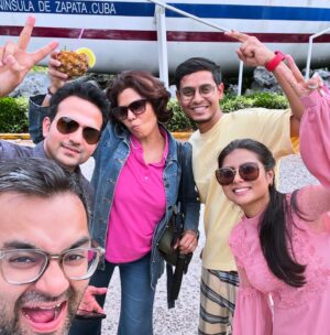Antara Naina Roy Majumder Instagram - @yourbongguy তোমার Group Tour ভিডিওটা দেখে গত বছররের ট্রিপের কথা খুব মনে পড়ছিল ! একদম অচেনা সব মানুষেরা বিদেশ বিভুঁয়ে গিয়েও কেমন বন্ধু হয়ে যায়.. পরিবার হয়ে ওঠে.. ভরসার জায়গা হয়ে ওঠে তা কিন্তু তুমি বলোনি! 
দুদিন আগেও যাদের কে চিনতাম না তাদের সাথে এভাবে মন খুলে হাসা যায় , বাঁচা যায় ..একে অপরকে এভাবে আদর যত্নে আগলে রাখা যায় তা এই ট্যুরে না গেলে কখনোই বুঝতে পারতাম না..আবার হয়তো একসাথে কোথাও যাবো আমরা তবে জীবনের প্রথম এরকম গ্রুপ ট‍্যুরের অভিজ্ঞতা চিরকাল মনের ভেতর জ্বলজ্বল করবে .. 
missing you guys ❤️ let’s make a serious plan now🤞🥺
Cuba vlog এ হয়তো সবার সাথে এই বন্ধুদের নতুন ভাবে পরিচয় হবে..কিন্তু cuba vlog কবে আসবে আমি এখনো জানি না 🙃
শুধু জানি যে প্রথম ছবিটা জাস্ট পোজ 🚭
Cause you know C for Cuba-Car-Cigar 🇨🇺