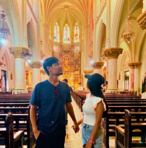 Antara Naina Roy Majumder Instagram - @yourbongguy তোমার Group Tour ভিডিওটা দেখে গত বছররের ট্রিপের কথা খুব মনে পড়ছিল ! একদম অচেনা সব মানুষেরা বিদেশ বিভুঁয়ে গিয়েও কেমন বন্ধু হয়ে যায়.. পরিবার হয়ে ওঠে.. ভরসার জায়গা হয়ে ওঠে তা কিন্তু তুমি বলোনি! 
দুদিন আগেও যাদের কে চিনতাম না তাদের সাথে এভাবে মন খুলে হাসা যায় , বাঁচা যায় ..একে অপরকে এভাবে আদর যত্নে আগলে রাখা যায় তা এই ট্যুরে না গেলে কখনোই বুঝতে পারতাম না..আবার হয়তো একসাথে কোথাও যাবো আমরা তবে জীবনের প্রথম এরকম গ্রুপ ট‍্যুরের অভিজ্ঞতা চিরকাল মনের ভেতর জ্বলজ্বল করবে .. 
missing you guys ❤️ let’s make a serious plan now🤞🥺
Cuba vlog এ হয়তো সবার সাথে এই বন্ধুদের নতুন ভাবে পরিচয় হবে..কিন্তু cuba vlog কবে আসবে আমি এখনো জানি না 🙃
শুধু জানি যে প্রথম ছবিটা জাস্ট পোজ 🚭
Cause you know C for Cuba-Car-Cigar 🇨🇺