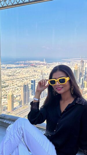 Antara Naina Roy Majumder Instagram - Burj Khalifar opore uthe nicher dike takiye dekhbo eta ami kokhno swapneo bhabini 🫣 And see ! Your girl did it ! 😬 ami sottyi obak kintu👀