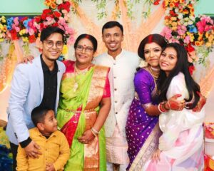 Antara Naina Roy Majumder Instagram - জাস্ট একটুর জন্য মিস হয়নি ভোজটা 😅 তিন রাত জেগে প্রায় ছয় হাজার কিলোমিটার পথ পাড়ি দিয়ে রাত সাড়ে দশটায় সবার দেখা পেয়েছি 🫠 দাদার বিয়ে বলে কথা! শরীর খারাপকে দুদিনের জন্য শিকেয় তুলে ফাটিয়ে নেচেছি সবাই মিলে 👻 এখন জ্বর গায়ে শুয়ে শুয়ে ছবি দেখছি আর পোস্ট করছি 😝 সবাইকে অনেক অনেক অনেক মিস করছি ..❤️ যা খাটুনি খেটেছে সবাই!! সবার শরীর চাঙ্গা হয়ে যাক তাড়াতাড়ি ✨ আর বিয়ের নাম নিওনা এখন 🤪