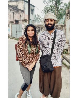 Antara Naina Roy Majumder Instagram - দেখেছো কেমন twining করেছি আমরা ??
@arijitsingh 
 বলে না, "ভালো মানুষরা অনেক সফল হয়" .. এই টিমের প্রত্যেক মানুষ এত সুন্দর এত ভালো যা আমি কখনো লিখে বোঝাতে পারবো না..সবার সান্নিধ্যে এসে আমার পৃথিবীতে যেনো নতুন আলো প্রবেশ করলো.. আর জানিনা কিভাবে যা স্বপ্নেও দেখিনি তা হঠাৎ করে সত্যি হয়ে গেলো 🌸 অনেক অনেক অনেক কথা বলতে ইচ্ছে করছে কিন্তু থাক.. মনের ভেতরে ফুলের মত ফুটে থাক তারা 🌻