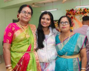Antara Naina Roy Majumder Instagram - জাস্ট একটুর জন্য মিস হয়নি ভোজটা 😅 তিন রাত জেগে প্রায় ছয় হাজার কিলোমিটার পথ পাড়ি দিয়ে রাত সাড়ে দশটায় সবার দেখা পেয়েছি 🫠 দাদার বিয়ে বলে কথা! শরীর খারাপকে দুদিনের জন্য শিকেয় তুলে ফাটিয়ে নেচেছি সবাই মিলে 👻 এখন জ্বর গায়ে শুয়ে শুয়ে ছবি দেখছি আর পোস্ট করছি 😝 সবাইকে অনেক অনেক অনেক মিস করছি ..❤️ যা খাটুনি খেটেছে সবাই!! সবার শরীর চাঙ্গা হয়ে যাক তাড়াতাড়ি ✨ আর বিয়ের নাম নিওনা এখন 🤪
