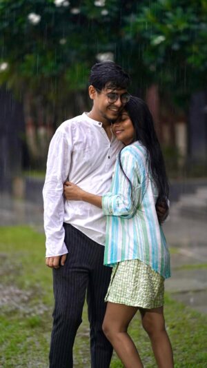 Antara Naina Roy Majumder Instagram - আট বছরের অপেক্ষার পর প্রথম একসাথে এভাবে বৃষ্টি ভেজার আনন্দ 🫠❤️ @yourbongguy তুমি কবে বৃষ্টি প্রেমী হলে গো?