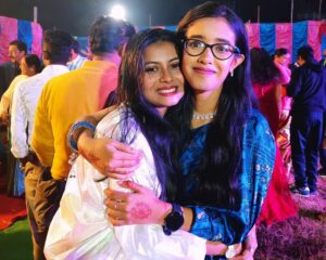 Antara Naina Roy Majumder Instagram - জাস্ট একটুর জন্য মিস হয়নি ভোজটা 😅 তিন রাত জেগে প্রায় ছয় হাজার কিলোমিটার পথ পাড়ি দিয়ে রাত সাড়ে দশটায় সবার দেখা পেয়েছি 🫠 দাদার বিয়ে বলে কথা! শরীর খারাপকে দুদিনের জন্য শিকেয় তুলে ফাটিয়ে নেচেছি সবাই মিলে 👻 এখন জ্বর গায়ে শুয়ে শুয়ে ছবি দেখছি আর পোস্ট করছি 😝 সবাইকে অনেক অনেক অনেক মিস করছি ..❤️ যা খাটুনি খেটেছে সবাই!! সবার শরীর চাঙ্গা হয়ে যাক তাড়াতাড়ি ✨ আর বিয়ের নাম নিওনা এখন 🤪
