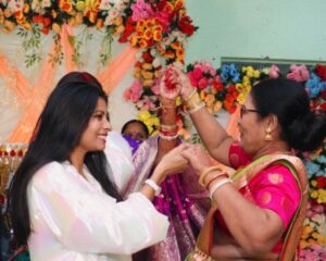 Antara Naina Roy Majumder Instagram - জাস্ট একটুর জন্য মিস হয়নি ভোজটা 😅 তিন রাত জেগে প্রায় ছয় হাজার কিলোমিটার পথ পাড়ি দিয়ে রাত সাড়ে দশটায় সবার দেখা পেয়েছি 🫠 দাদার বিয়ে বলে কথা! শরীর খারাপকে দুদিনের জন্য শিকেয় তুলে ফাটিয়ে নেচেছি সবাই মিলে 👻 এখন জ্বর গায়ে শুয়ে শুয়ে ছবি দেখছি আর পোস্ট করছি 😝 সবাইকে অনেক অনেক অনেক মিস করছি ..❤️ যা খাটুনি খেটেছে সবাই!! সবার শরীর চাঙ্গা হয়ে যাক তাড়াতাড়ি ✨ আর বিয়ের নাম নিওনা এখন 🤪