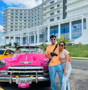 Antara Naina Roy Majumder Instagram - @yourbongguy তোমার Group Tour ভিডিওটা দেখে গত বছররের ট্রিপের কথা খুব মনে পড়ছিল ! একদম অচেনা সব মানুষেরা বিদেশ বিভুঁয়ে গিয়েও কেমন বন্ধু হয়ে যায়.. পরিবার হয়ে ওঠে.. ভরসার জায়গা হয়ে ওঠে তা কিন্তু তুমি বলোনি! 
দুদিন আগেও যাদের কে চিনতাম না তাদের সাথে এভাবে মন খুলে হাসা যায় , বাঁচা যায় ..একে অপরকে এভাবে আদর যত্নে আগলে রাখা যায় তা এই ট্যুরে না গেলে কখনোই বুঝতে পারতাম না..আবার হয়তো একসাথে কোথাও যাবো আমরা তবে জীবনের প্রথম এরকম গ্রুপ ট‍্যুরের অভিজ্ঞতা চিরকাল মনের ভেতর জ্বলজ্বল করবে .. 
missing you guys ❤️ let’s make a serious plan now🤞🥺
Cuba vlog এ হয়তো সবার সাথে এই বন্ধুদের নতুন ভাবে পরিচয় হবে..কিন্তু cuba vlog কবে আসবে আমি এখনো জানি না 🙃
শুধু জানি যে প্রথম ছবিটা জাস্ট পোজ 🚭
Cause you know C for Cuba-Car-Cigar 🇨🇺