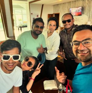Antara Naina Roy Majumder Instagram - @yourbongguy তোমার Group Tour ভিডিওটা দেখে গত বছররের ট্রিপের কথা খুব মনে পড়ছিল ! একদম অচেনা সব মানুষেরা বিদেশ বিভুঁয়ে গিয়েও কেমন বন্ধু হয়ে যায়.. পরিবার হয়ে ওঠে.. ভরসার জায়গা হয়ে ওঠে তা কিন্তু তুমি বলোনি! 
দুদিন আগেও যাদের কে চিনতাম না তাদের সাথে এভাবে মন খুলে হাসা যায় , বাঁচা যায় ..একে অপরকে এভাবে আদর যত্নে আগলে রাখা যায় তা এই ট্যুরে না গেলে কখনোই বুঝতে পারতাম না..আবার হয়তো একসাথে কোথাও যাবো আমরা তবে জীবনের প্রথম এরকম গ্রুপ ট‍্যুরের অভিজ্ঞতা চিরকাল মনের ভেতর জ্বলজ্বল করবে .. 
missing you guys ❤️ let’s make a serious plan now🤞🥺
Cuba vlog এ হয়তো সবার সাথে এই বন্ধুদের নতুন ভাবে পরিচয় হবে..কিন্তু cuba vlog কবে আসবে আমি এখনো জানি না 🙃
শুধু জানি যে প্রথম ছবিটা জাস্ট পোজ 🚭
Cause you know C for Cuba-Car-Cigar 🇨🇺
