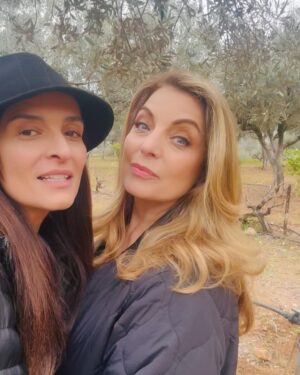 Antigone Kouloukakos Instagram - #mood Ιουλία & ΑΘηνά #gitiselias @megatvcom 🎬

Ελαιώνες #behindthescenes 

#antigonekouloukakos
#iouliavrettakou
#angelagerekou 
#athinanomikou 
#tomegatokalo
#tvseries
#season4