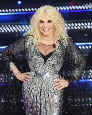 Antonella Clerici Instagram - Grazie di cuore a tutti! ❤️✨ @carloconti.tv @gerryscotti #Sanremo2025 @sanremorai