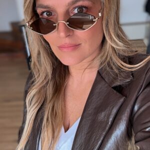 Antonija Blaće Instagram - 😎 
Ignorirajte Romana u pozadini 🥰😂 smorila sam ga sa “valovi al da nisu” i bojom “da je plava al nije” 
@hairsalonbyroman 
Sunčane @livisionoptika 
Sako @boutique_wiya