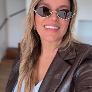 Antonija Blaće Instagram - 😎 
Ignorirajte Romana u pozadini 🥰😂 smorila sam ga sa “valovi al da nisu” i bojom “da je plava al nije” 
@hairsalonbyroman 
Sunčane @livisionoptika 
Sako @boutique_wiya